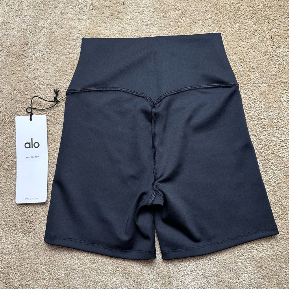 NWT Alo Yoga Airlift Energy Short - 5” Biker Short - XS Black - Picture 2 of 4